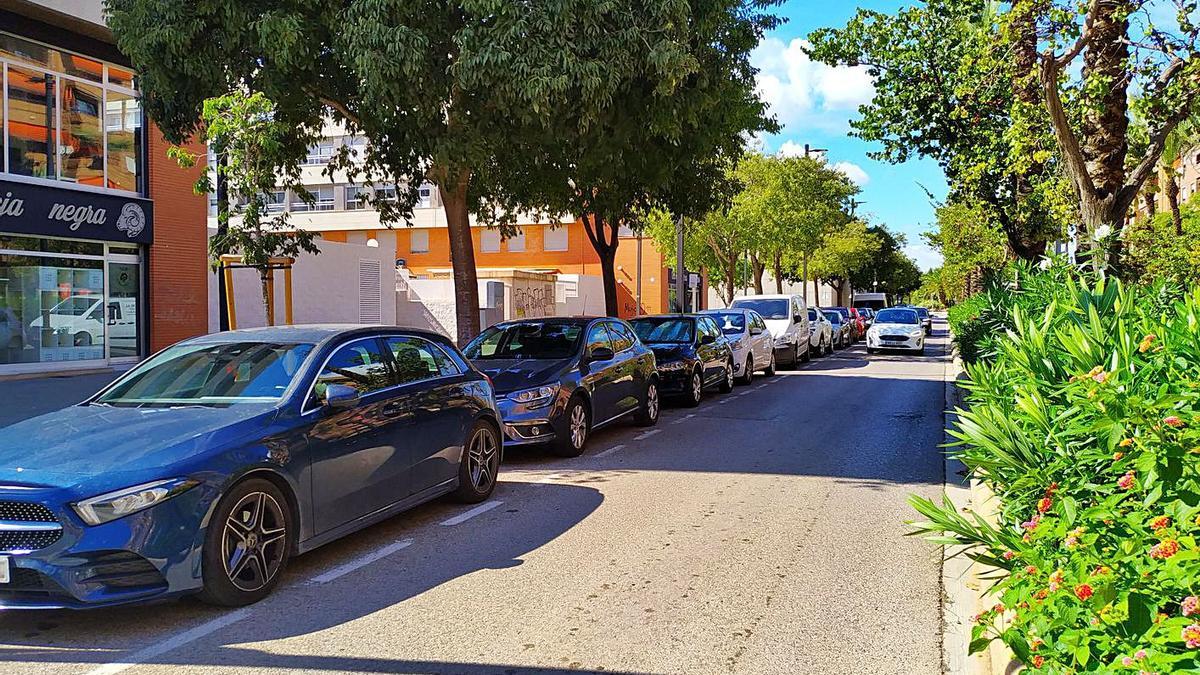 Vehículos estacionados en cordón en una calle de Torrent. | V.S.L.