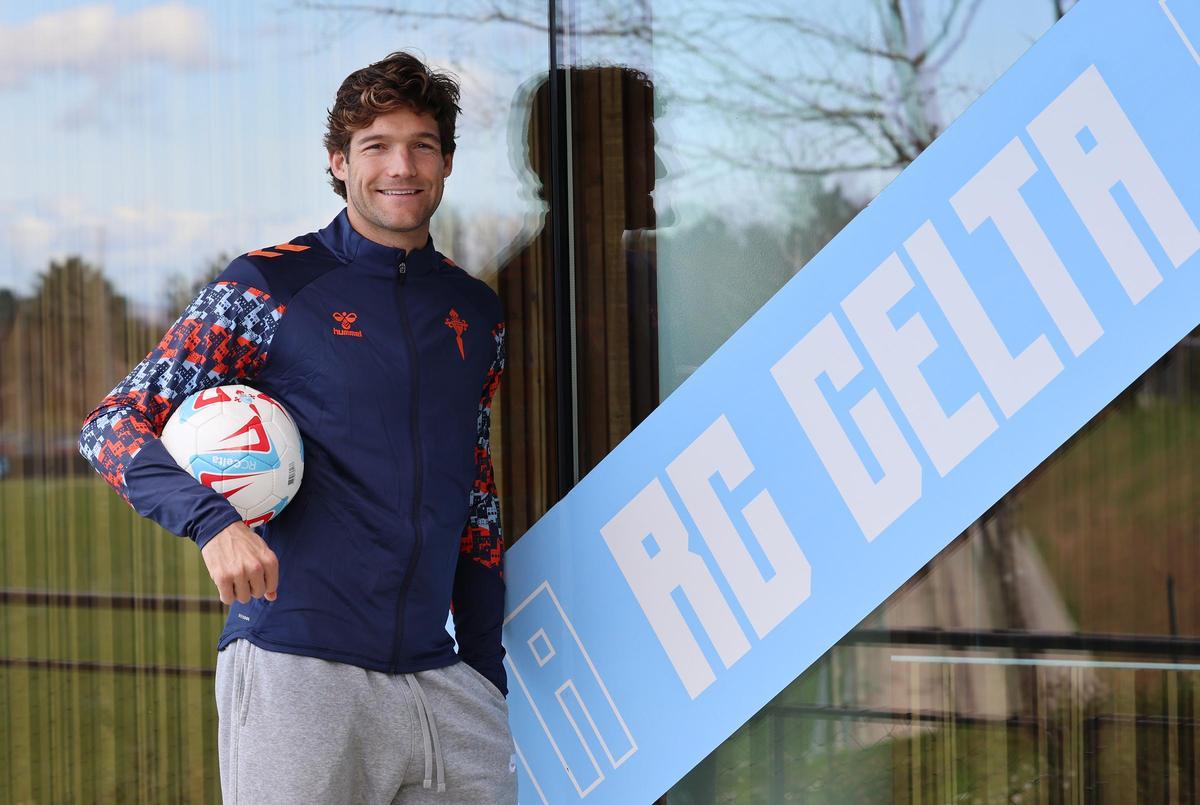 El defensa Marcos Alonso, ayer en Afouteza, tras el entrenamiento del Celta