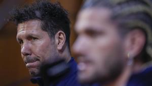 Simeone con De Paul, en la rueda de prensa en Riad.