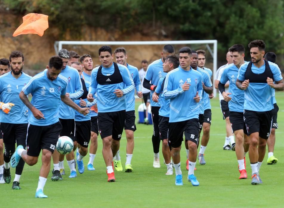 La afición disfruta del entrenamiento del Celta en el Día de Galicia