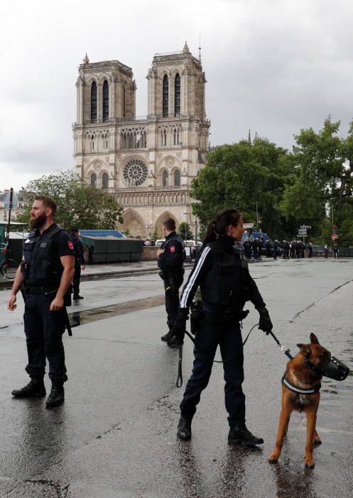 Ataque a un policía en Notre Dame