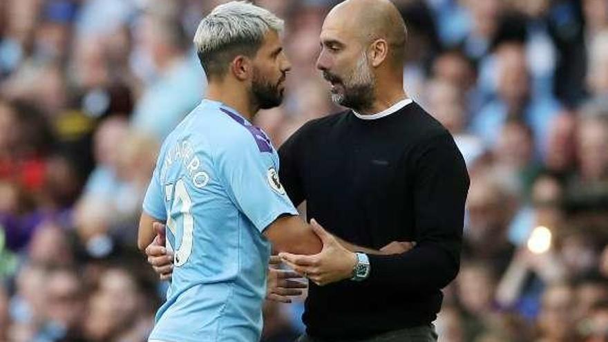 Agüero y Guardiola discuten tras el cambio del argentino. // Efe