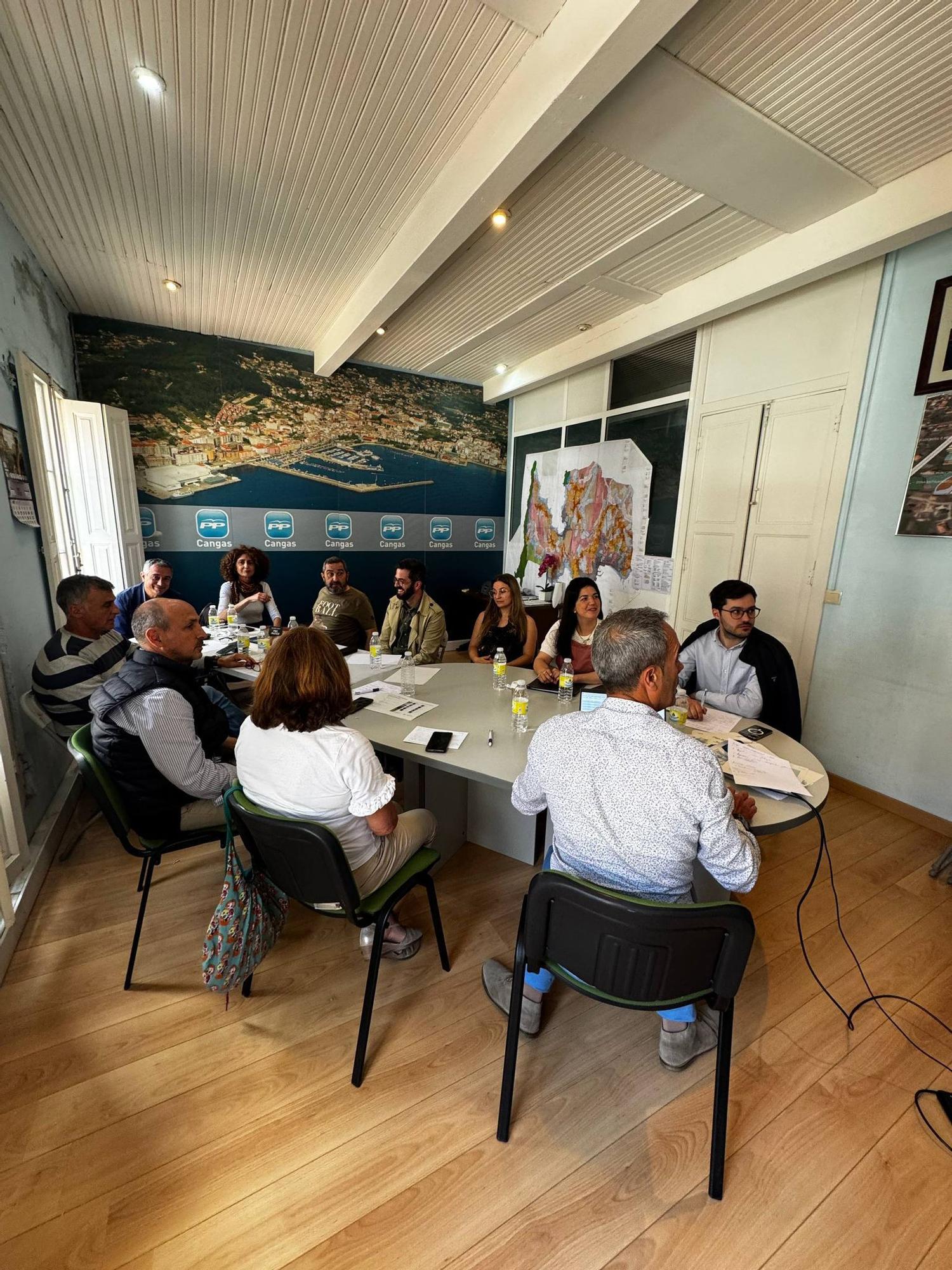 Grupo muncipal del PP de Cangas, reunidos este sábado en la sede de la formación política