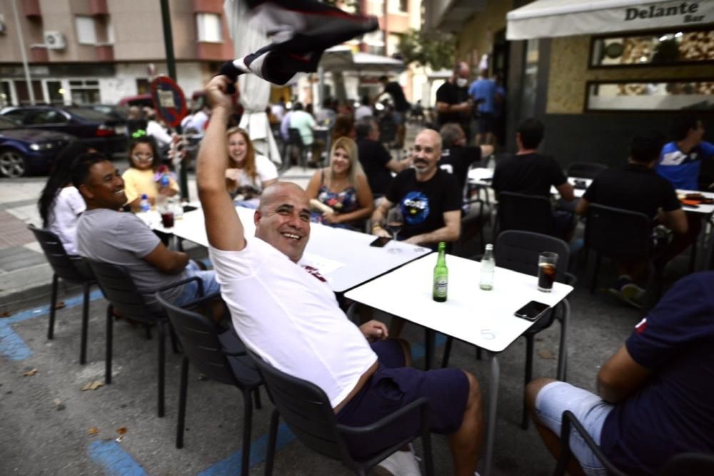 Ambiente: Los aficionados del FC Cartagena se reúnen para ver el partido