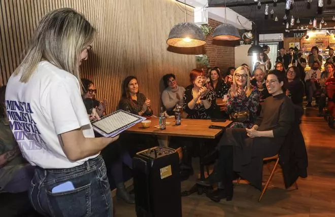 Aitana Mas recibe el cariño de Compromís en un acto en Alicante