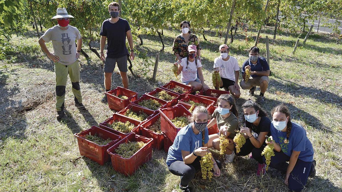 Voluntarios posan con las uvas de  las ‘marjades’.