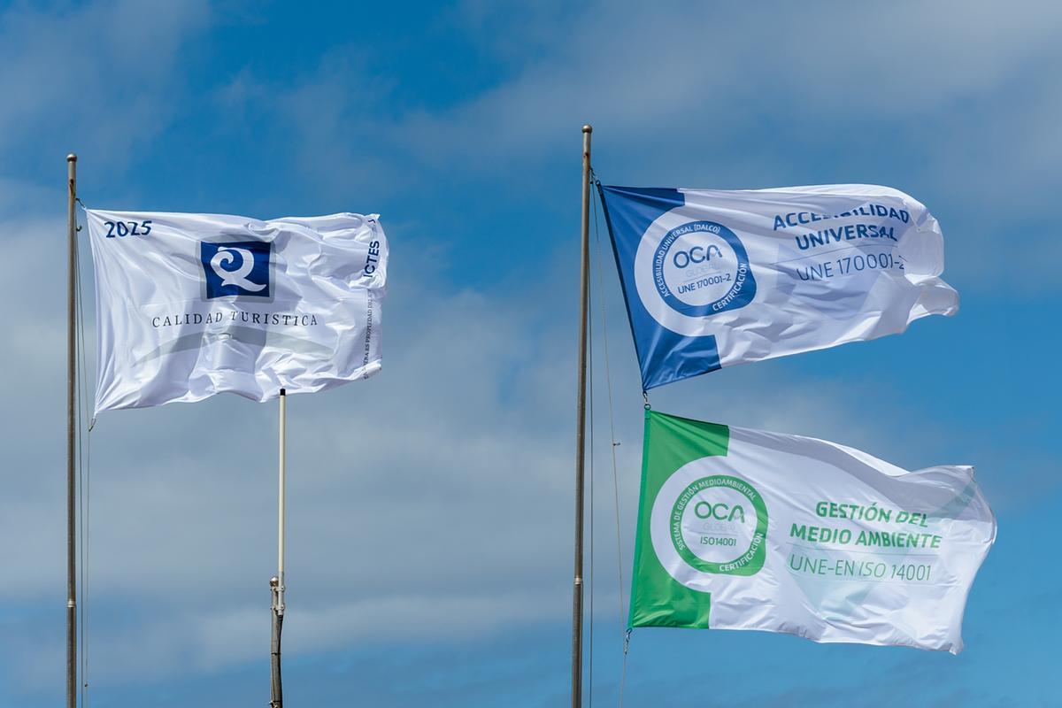 Bandera calidad turística en la playa de Las Canteras, en Las Palmas de Gran Canaria.