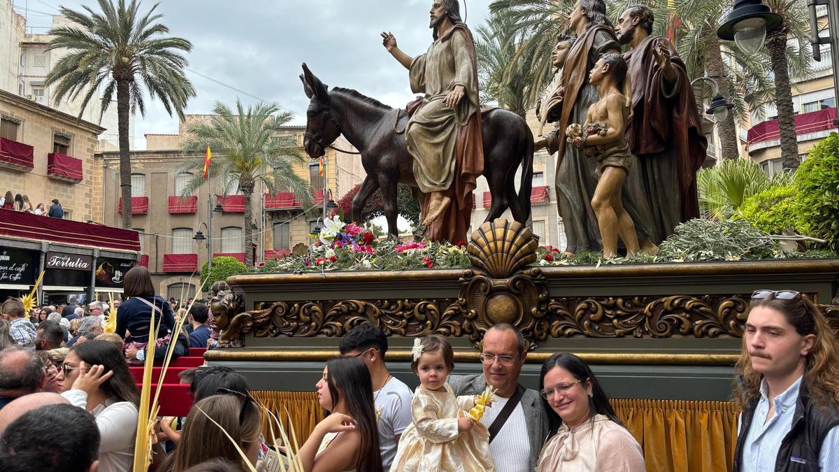 Crevillent hipnotiza con su paso de La Burreta