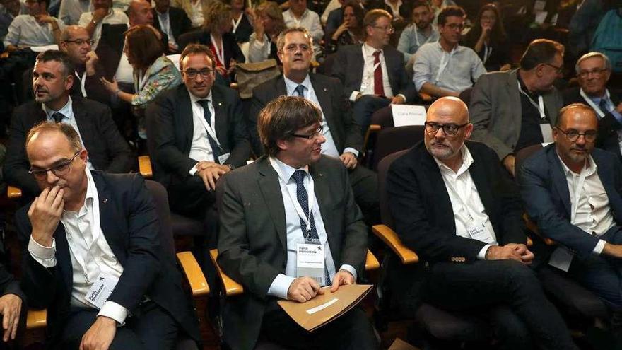 Carles Puigdemont rodeado de cargos de su partido durante la reunión del PDeCAT. // Efe