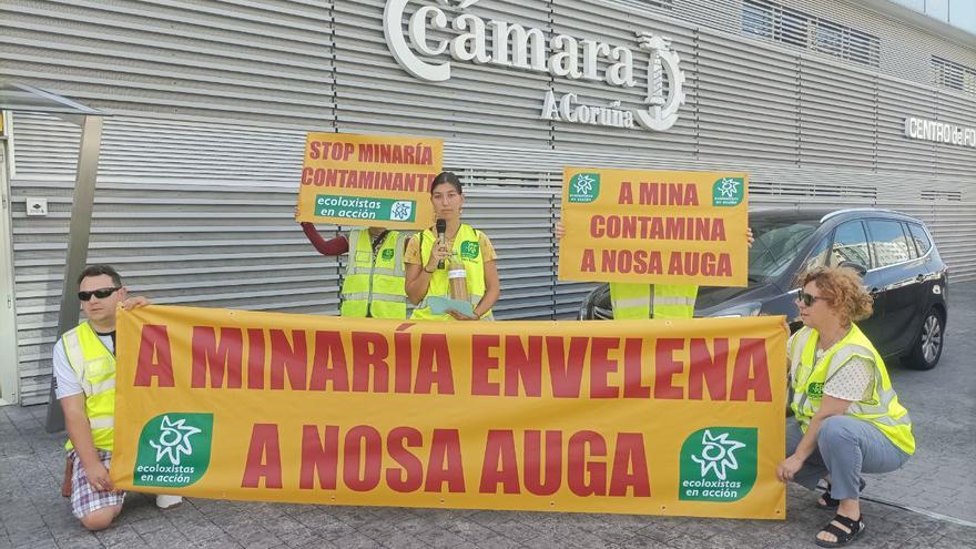 Ecologistas en Acción desafía a los miembros de la Cámara Minera a beber agua de la Mina de San Finx