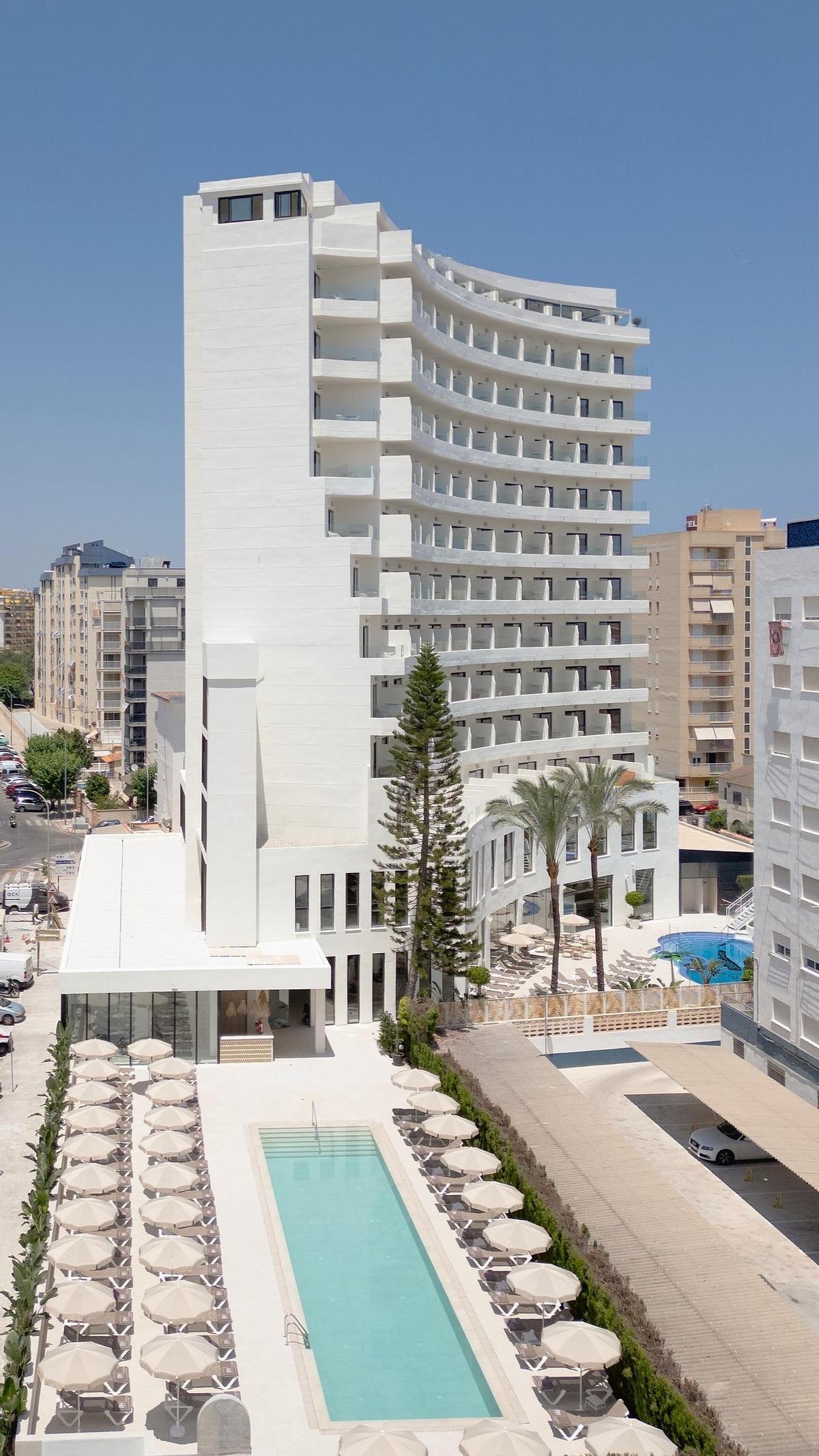 El hotel estrena una nueva piscina de agua turquesa, una amplia zona de solárium con hamacas, sombrillas y un chiringuito, un verdadero oasis de relax.