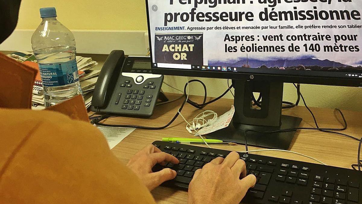 La ilicitana mira el periódico francés donde se dice «Perpiñán: agredida, la profesora dimite». | DELTELL