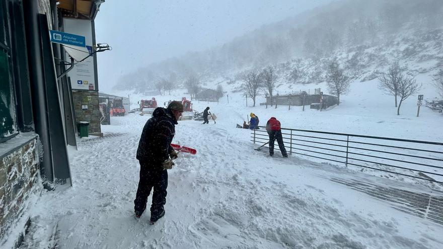 Pajares y Fuentes de Invierno retoman ese martes la temporada de esquí