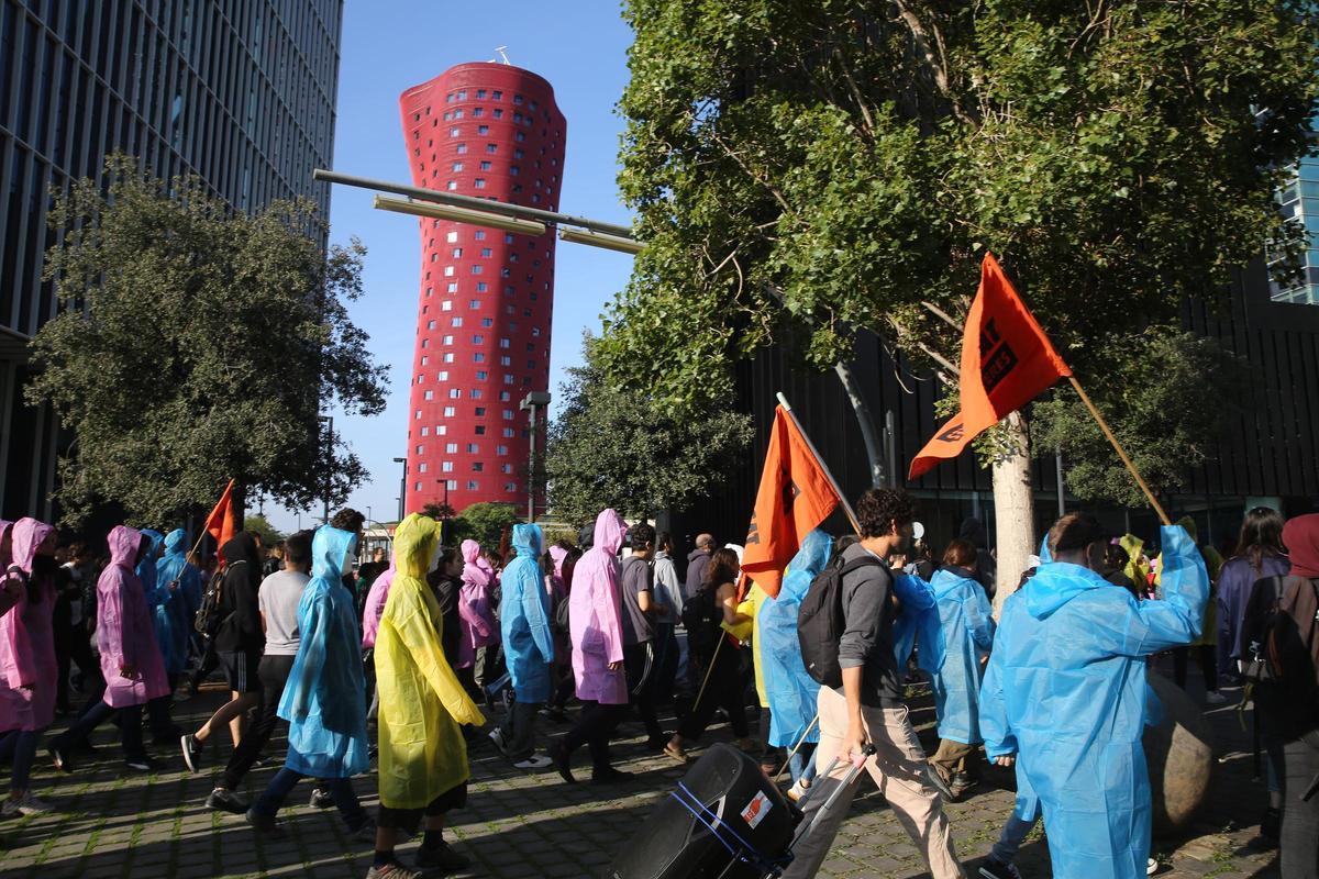 La feria inmobiliaria The District de Barcelona abre entre protestas de activistas