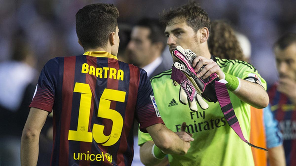 Bartra y Casillas se saludan tras la final de la Copa del Rey