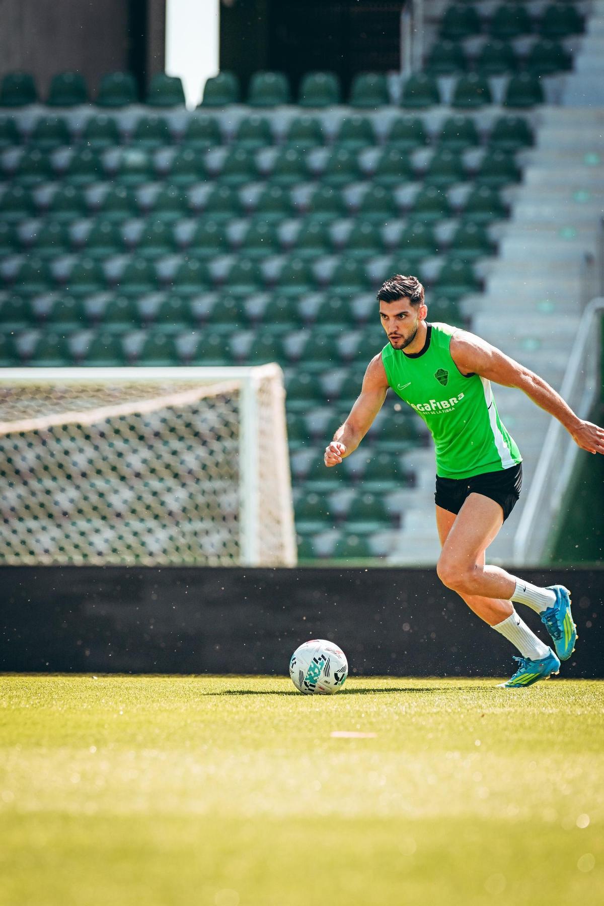 Rafa Mir se ejercita con normalidad durante un entreno, esta semana.