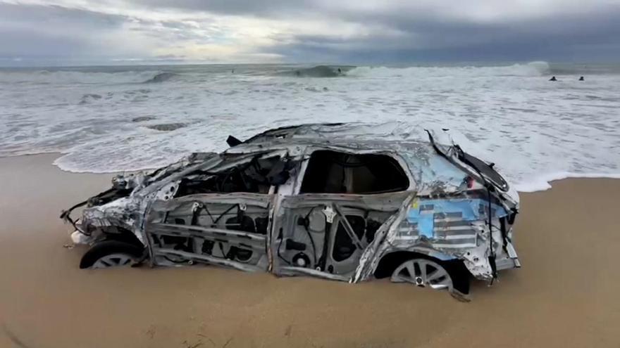 El temporal arrastra un coche hasta la arena de la playa de Barcelona