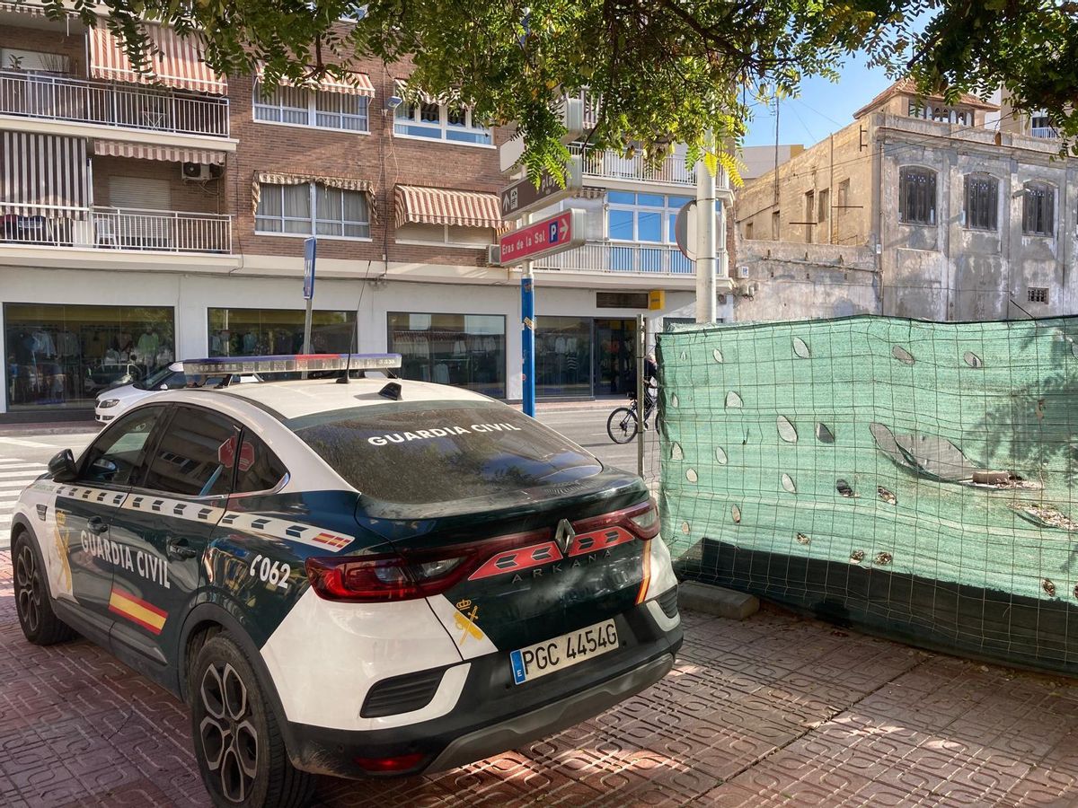 Un coche patrulla de la Guardia Civil custodia el recinto de las Eras de la Sal este lunes