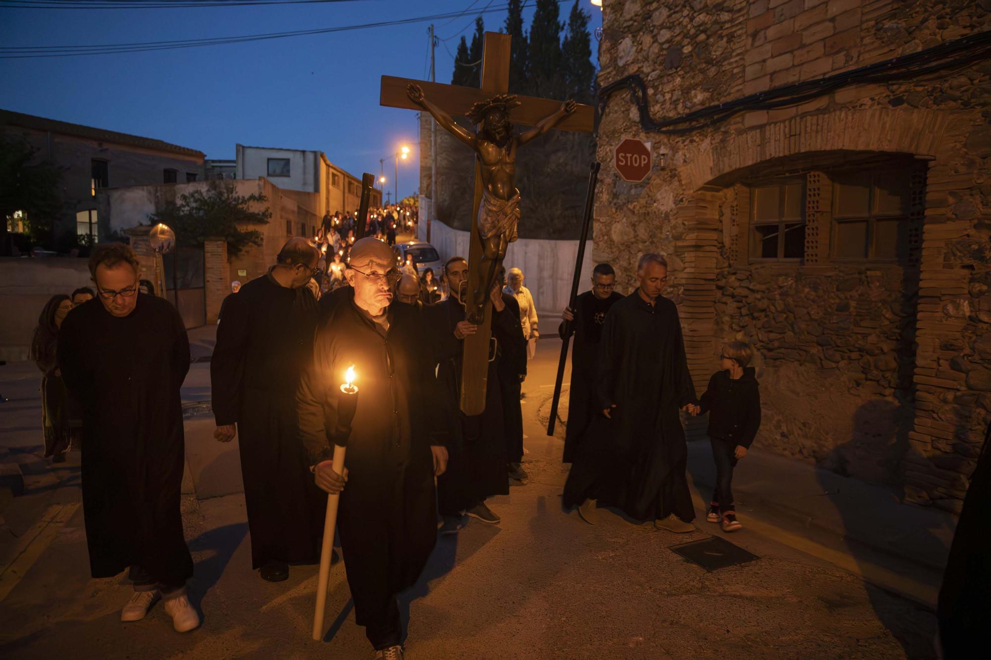 Peralada treu al Sant Crist Negre en processó invocant la pluja