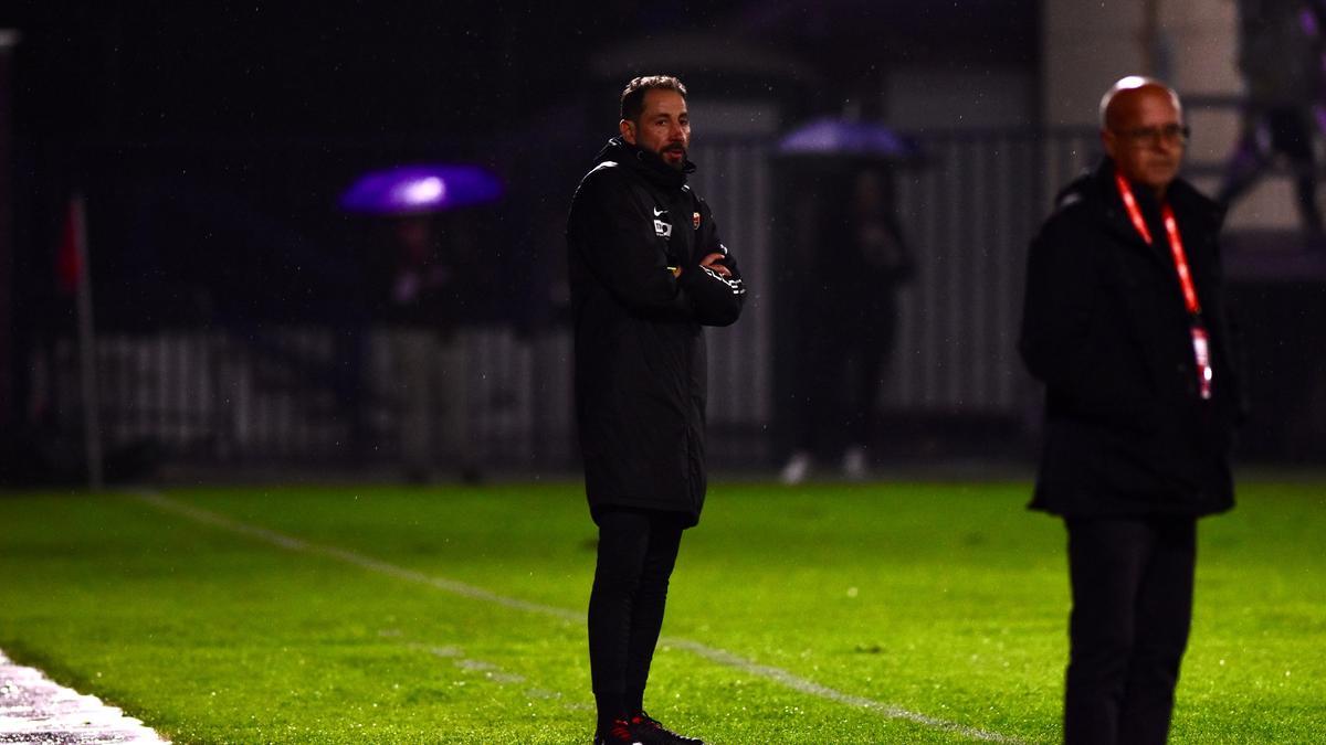 Pablo Machín observa el juego, durante el Guadalajara-Elche de este martes