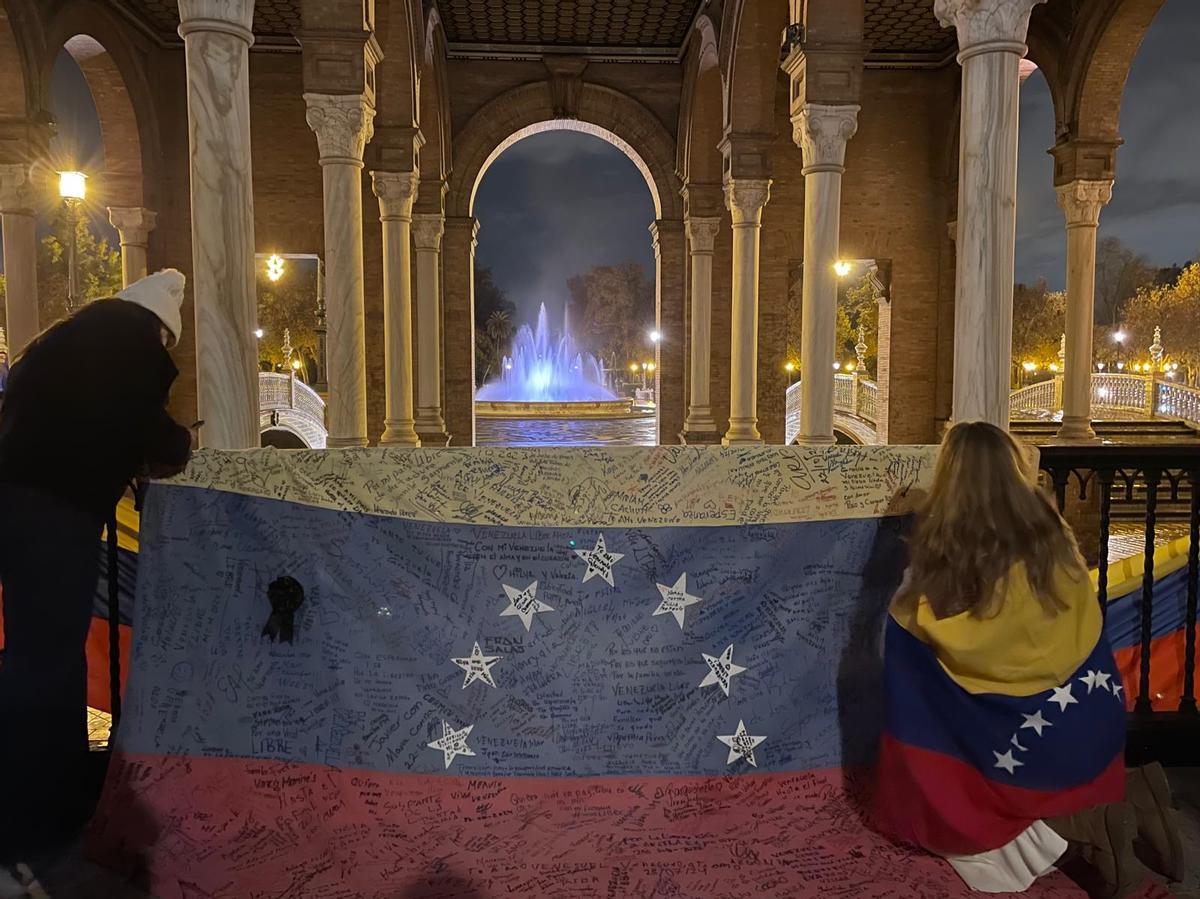 Imagen de los venezolanos festejando en la Plaza de España de Sevilla la caída de Maduro.