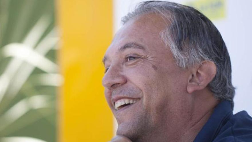 Juan Manuel sonríe durante la rueda de prensa, ayer, en el campo de Barranco Seco.  i  JOSÉ CARLOS GUERRA