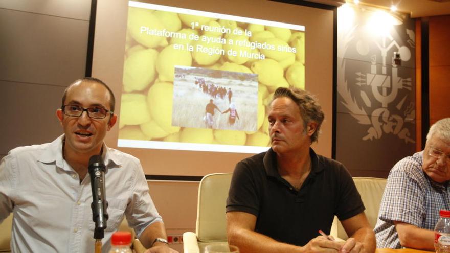 Nacho Ruiz (centro) y Manuel Castellano (izda), ayer durante la presentación de la plataforma.