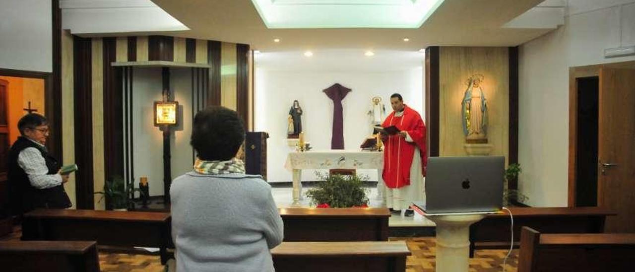 El cura Juan Ventura, durante la misa del Domingo de Ramos oficiada en el colegio Nuestra Señora del Carmen y transmitida por YouTube. // Iñaki Abella