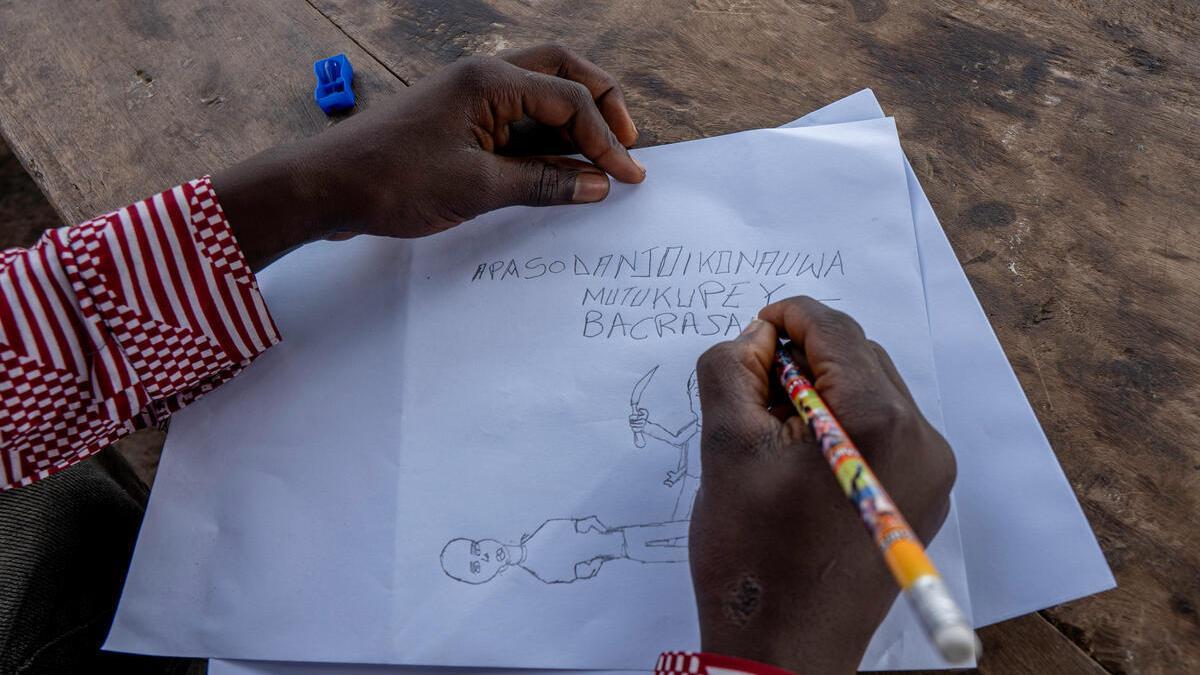 Fabrice tiene 13 años y vive en la República Democrática del Congo. Su dibujo muestra escenas muy duras de su día a día viviendo en una zona de conflicto armado.