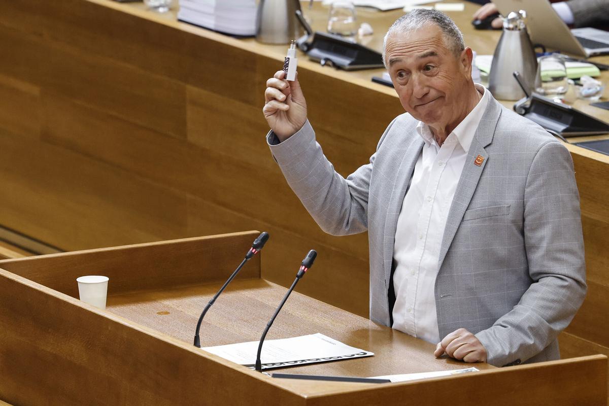 El síndic de Compromís, Joan Baldoví, durante una sesión de control, en Les Corts Valencianes, a 1 de abril de 2026, en Valencia, Comunidad Valenciana (España). El pleno de Les Corts convalida hoy el decreto del Consell que modifica la Ley de Patrimonio Cultural Valenciano de 1998 para que la Generalitat pueda arrendar, con o sin opción de compra, colecciones de bienes muebles que sean susceptibles de integrar el patrimonio histórico. 01 ABRIL 2026 CORTES VALENCIANAS Rober Solsona / Europa Press 01/04/2026. Joan Baldoví;Rober Solsona