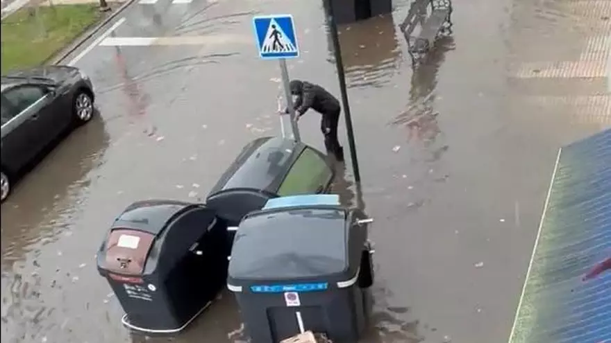 La borrasca Garoé inunda la avenida de María Auxiliadora en Badajoz