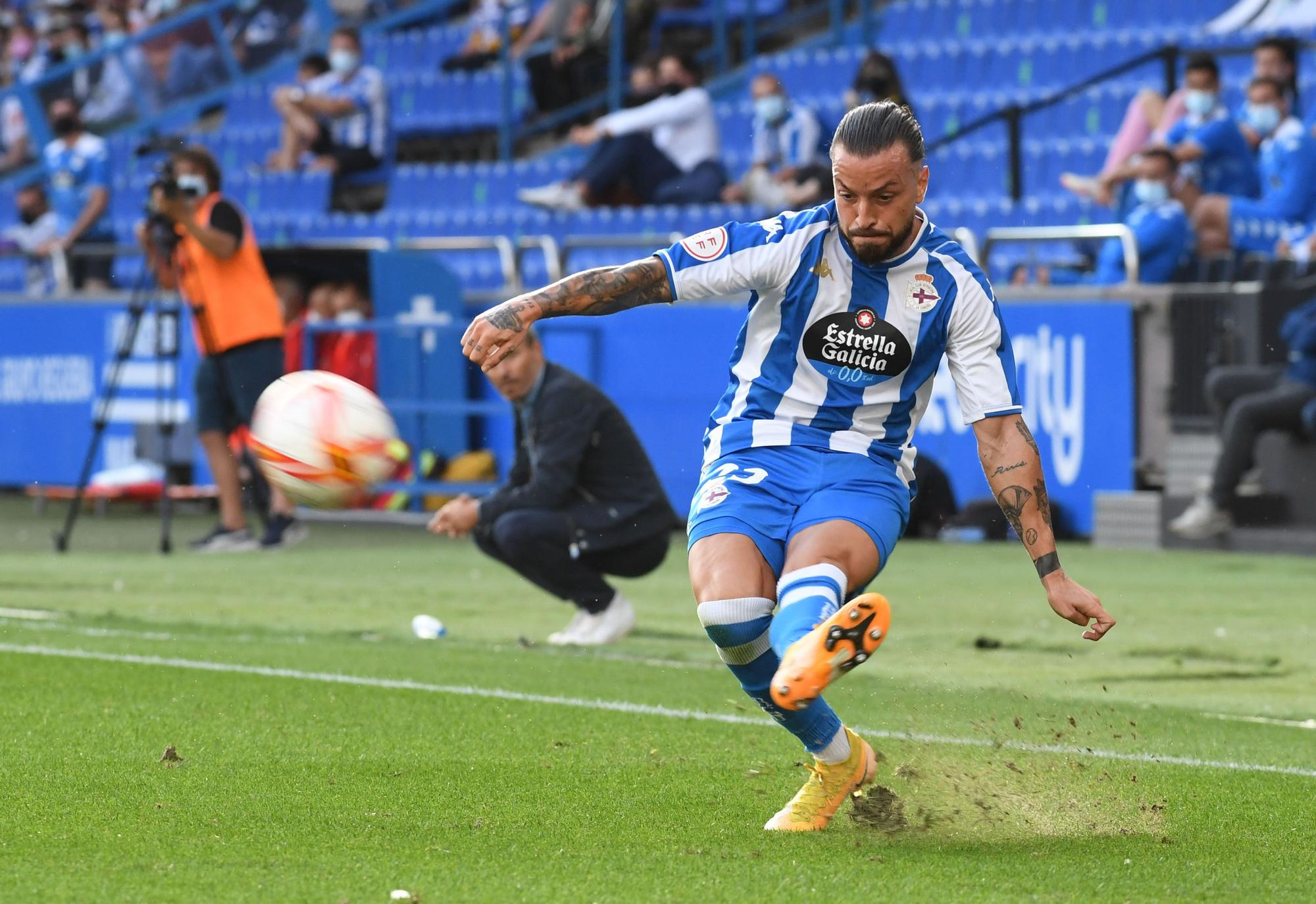 El Deportivo le gana al Badajoz y sigue de líder