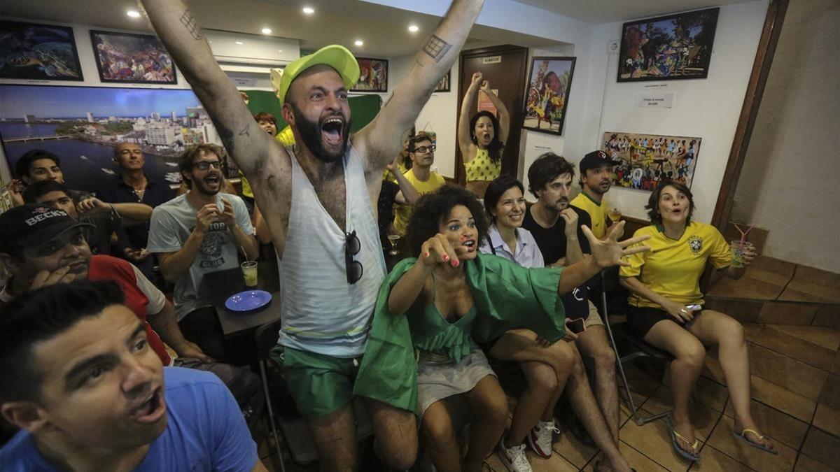 Ambiente en una cantina de Barcelona durante el Brasil - Costa Rica.