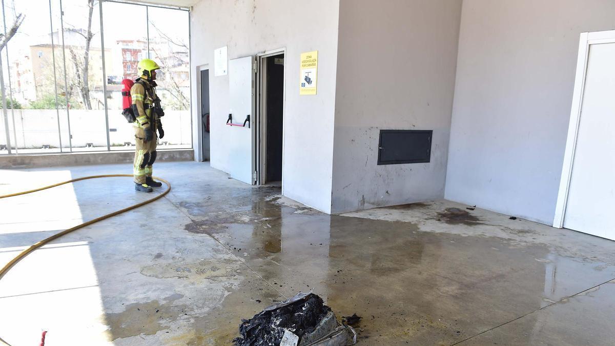 Fotogalería | Susto al salir ardiendo un colchón en el parking del puente Trujillo de Plasencia
