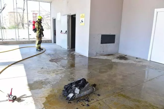 Fotogalería | Susto al salir ardiendo un colchón en el parking del puente Trujillo de Plasencia