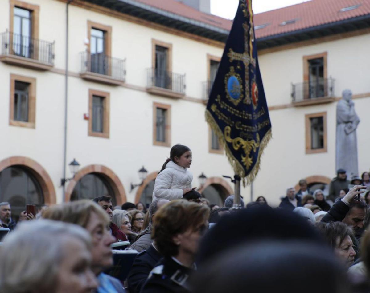 El público en la plaza del Padre Feijoo.