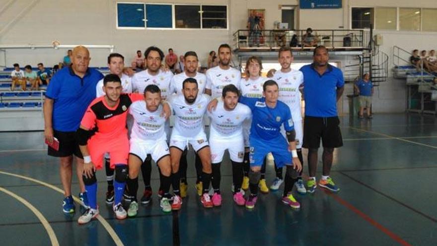 Jugadores peñistas y el cuerpo técnico antes de comenzar el partido.