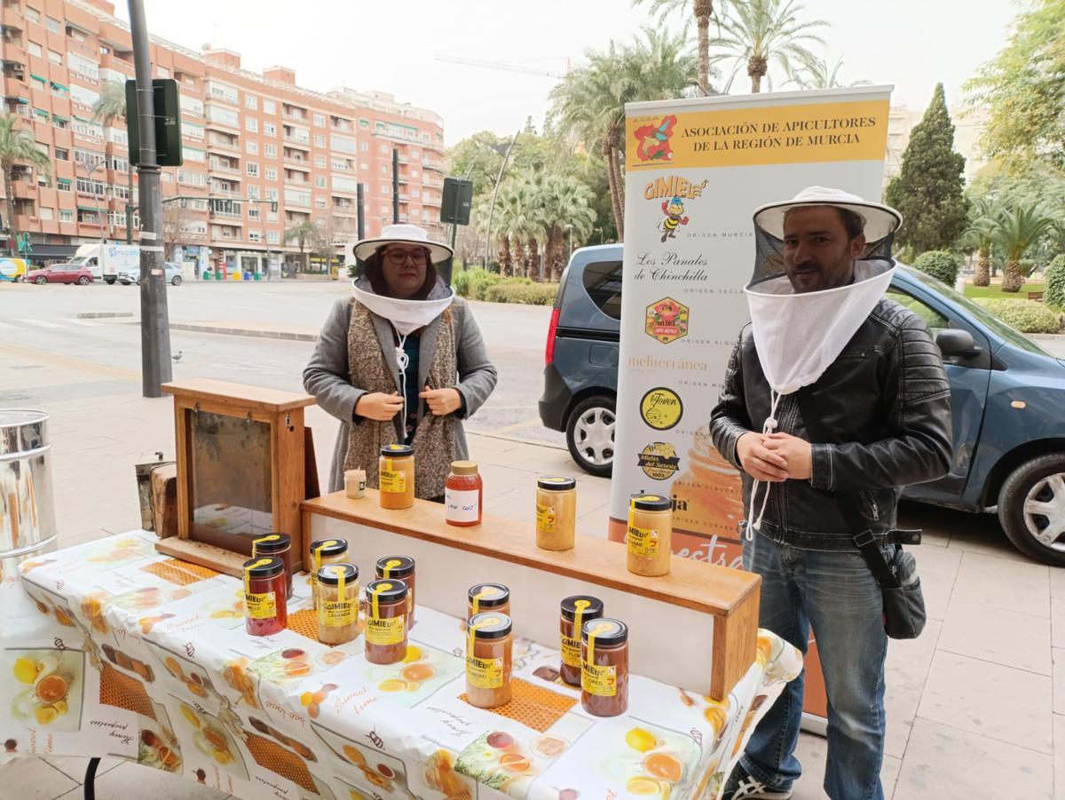 Cata de miel murciana en la la plaza Circular de la capital regional.