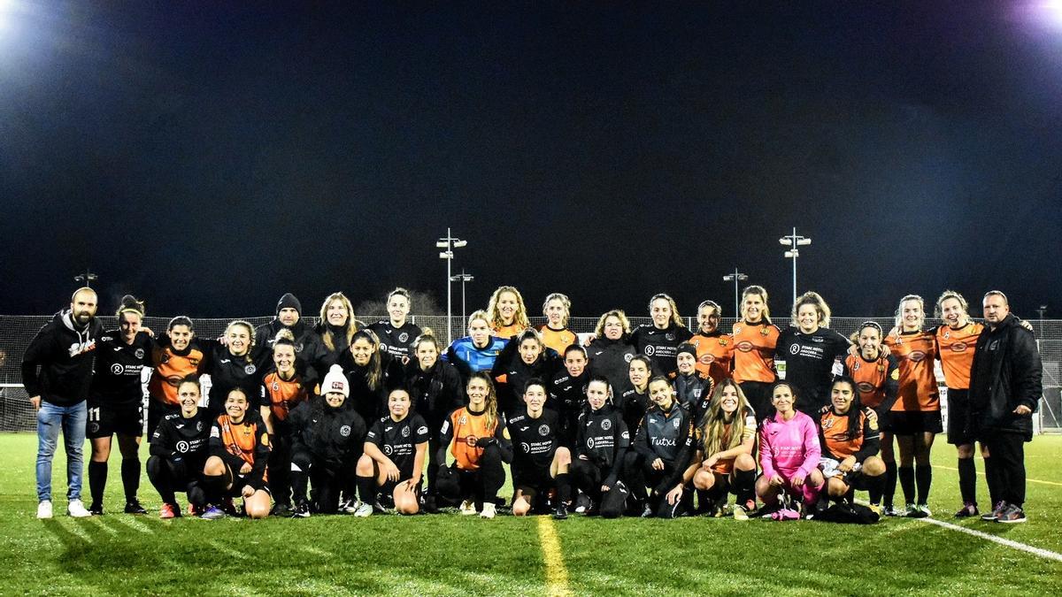 Les jugadores del FC Pirineus i del FC Montmajor posen abans de protagonitzar un disputat duel