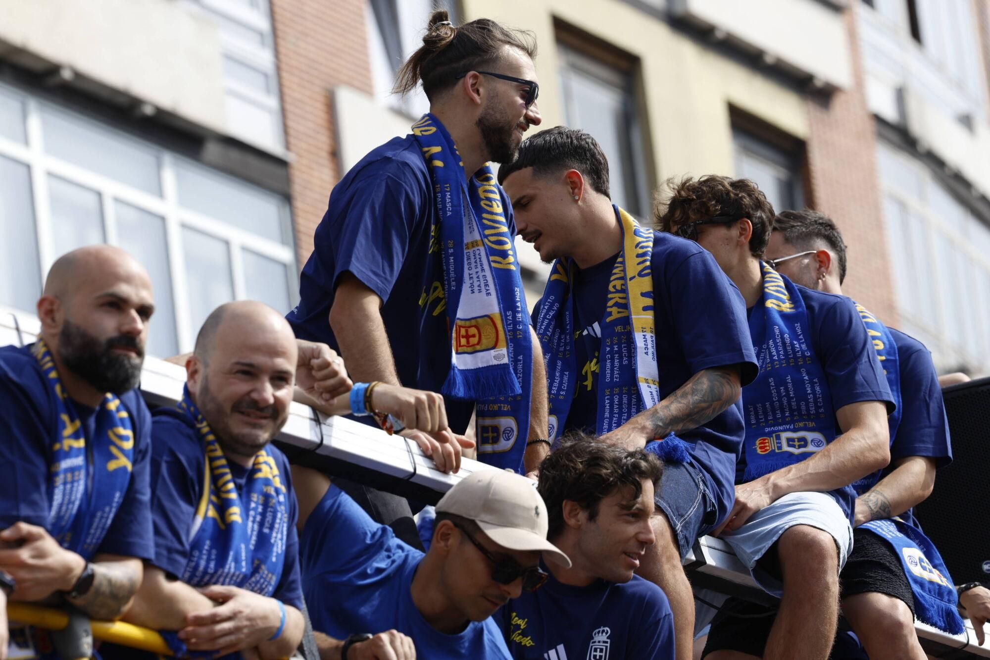 Locura azul en las calles de Oviedo para celebrar el ascenso del equipo a Primera División