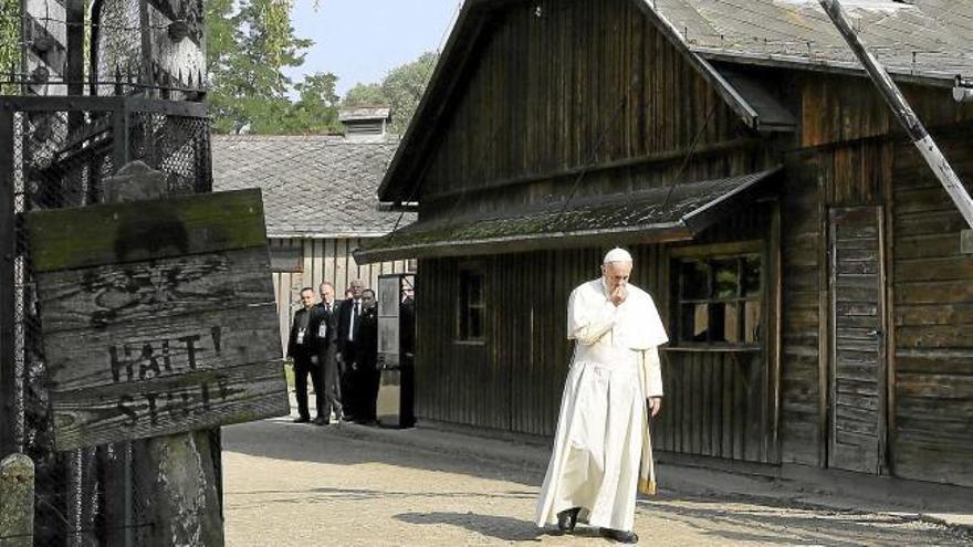 El papa Francesc travessant la porta de ferro on hi ha escrita la frase &quot;Arbeit macht frei&quot; al camp d&#039;extermini d&#039;Auschwitz