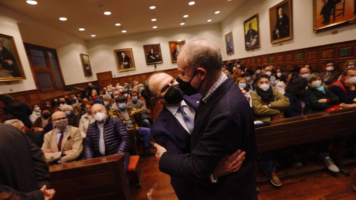 Ignacio Villaverde abraza a Leopoldo Tolivar, ayer, al inicio del homenaje. | Miki López