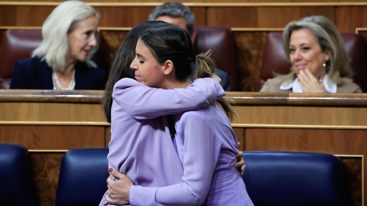 Les ministres d'Igualtat i de Drets Socials, Irene Montero i Ione Bellarra, durant el pele d'aquest dijous