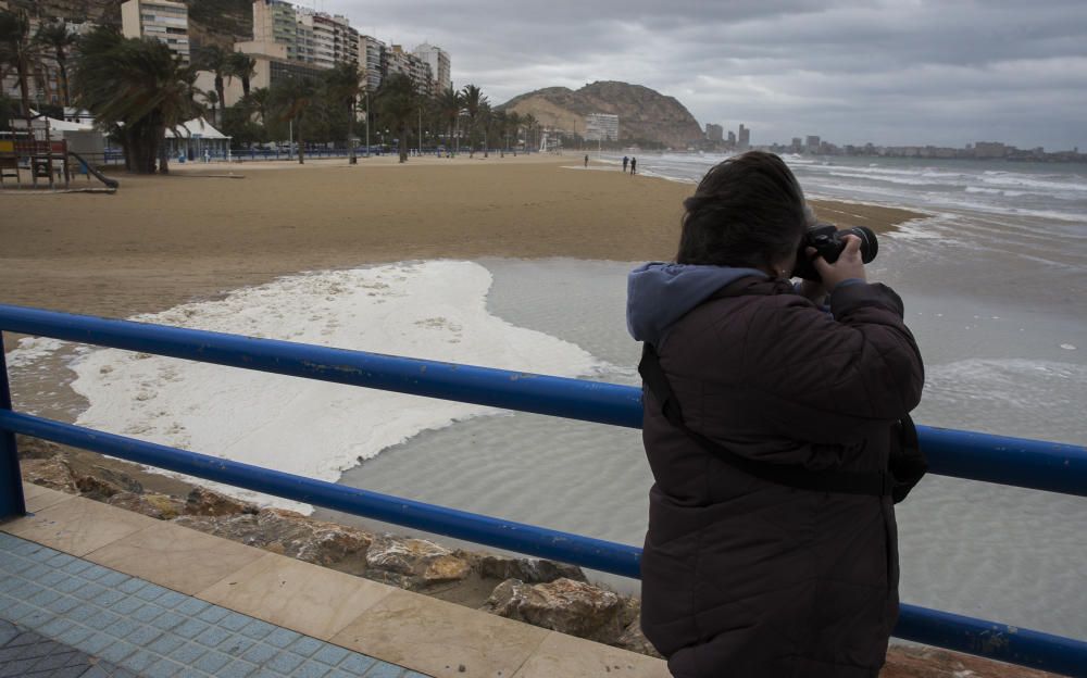 Temporal en la playa de San Juan y en la del Postiguet