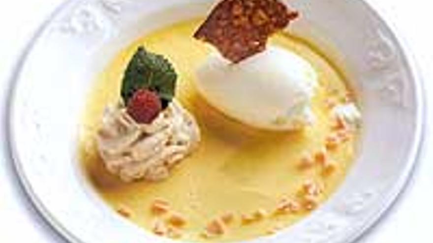 Crema de la abuela con espuma de tiramisú y helado de yogur