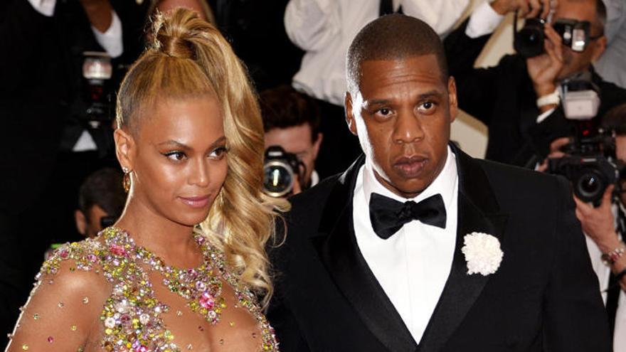 Jay-Z posa junto a Beyoncé.