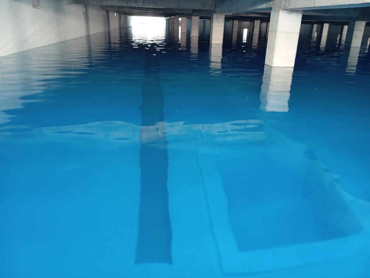 Uno de los depósitos con agua durante las pruebas previas a su puesta en funcionamiento