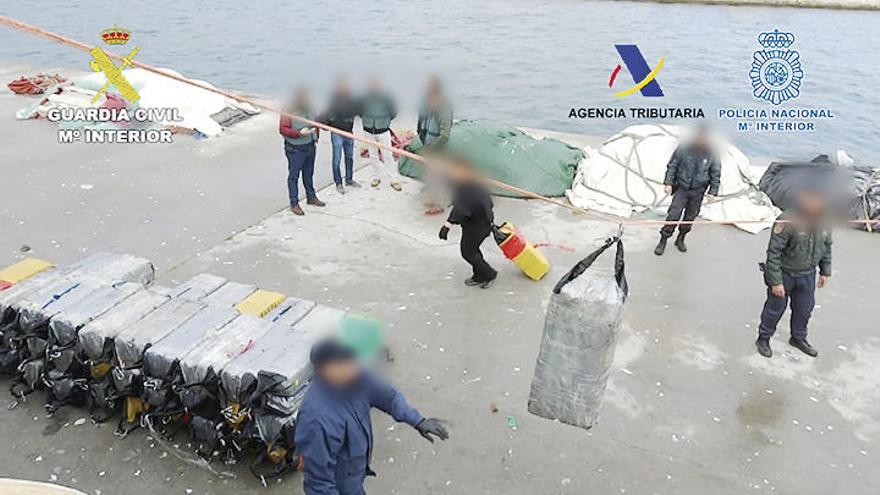 La droga incautada en el carguero abordado a 150 millas de la costa de Portugal. // GC