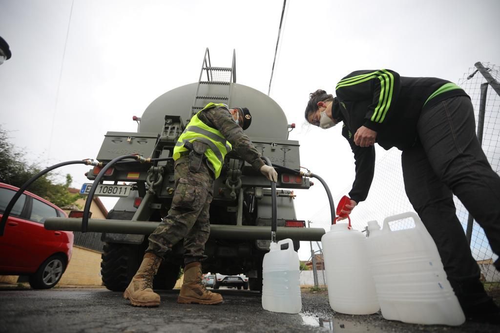 El Ejército reparte agua en las parcelaciones de Córdoba