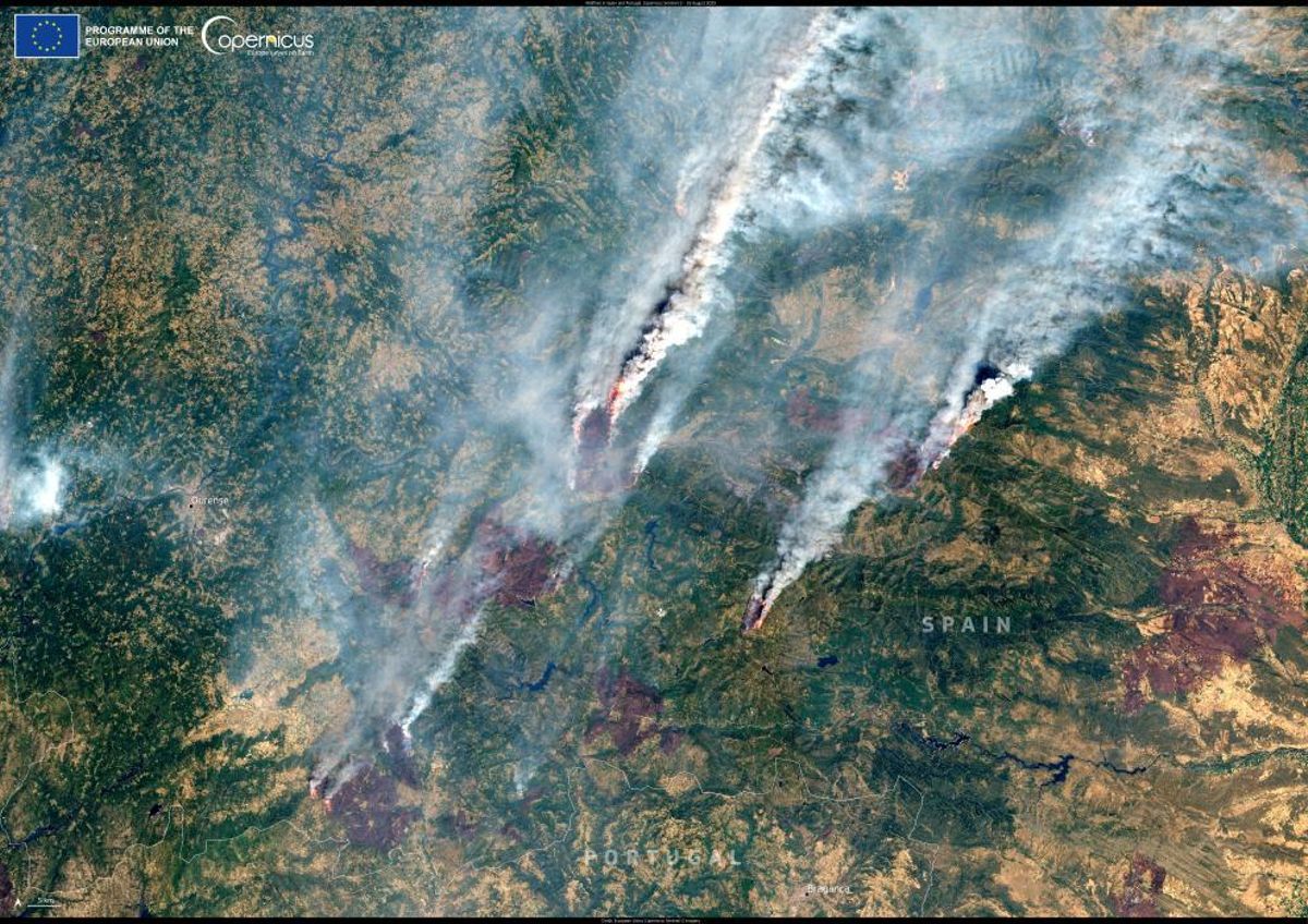 Las impresionantes columnas de humo de los incendios españoles vistas desde el satélite Sentinel 2 Las impresionantes columnas de humo de los incendios españoles vistas desde el satélite Sentinel 2